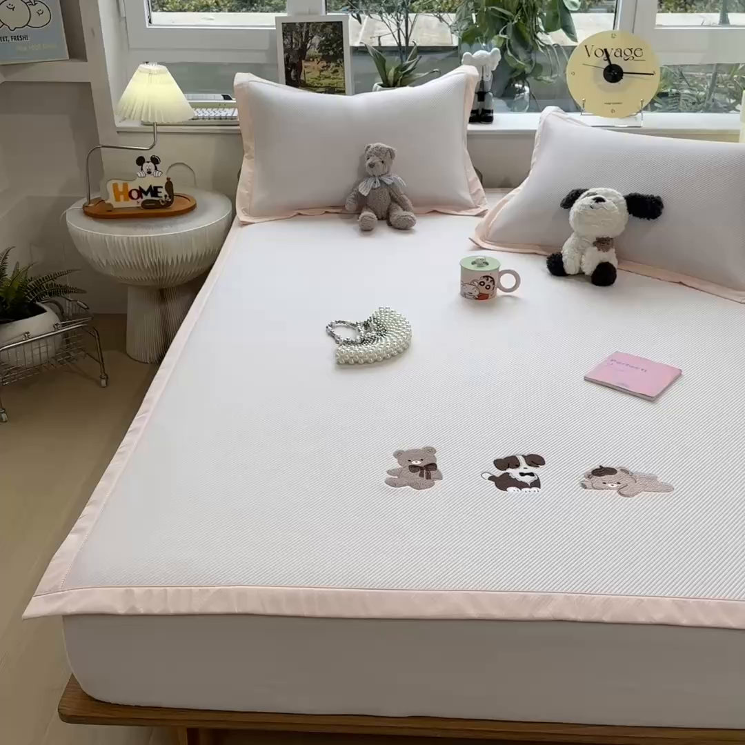 91家纺网 家纺一手货源 找家纺 几禾 2026春夏新款斜纹刺绣软席凉席席子空调软席 软萌小熊 床席款