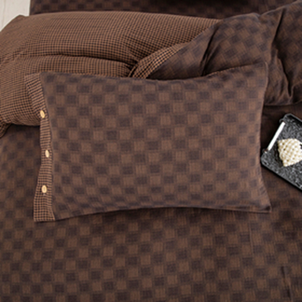 91家纺网 家纺一手货源 找家纺 仰望棉麻双层纱供应链 2026新款朦胧格全棉色织提花双层纱纽扣款 朦胧格-深咖