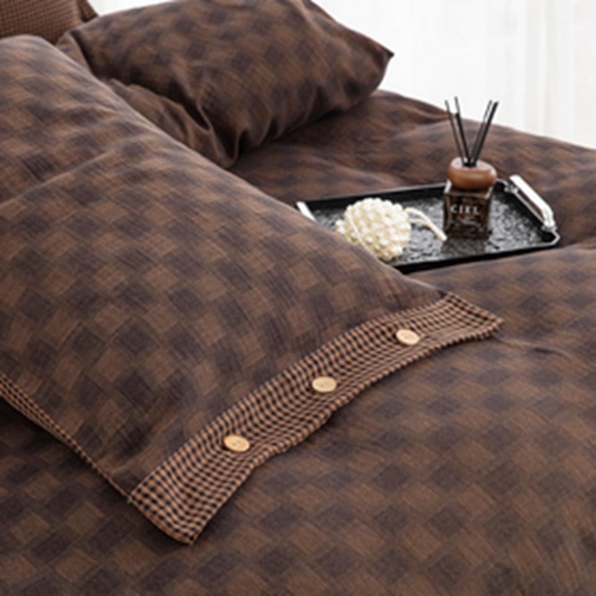 91家纺网 家纺一手货源 找家纺 仰望棉麻双层纱供应链 2026新款朦胧格全棉色织提花双层纱纽扣款 朦胧格-深咖