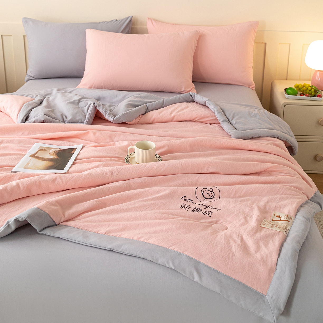 91家纺网 家纺一手货源 找家纺 安琪家纺 2026春夏新款A类新疆棉花纯色撞色双拼夏被夏凉被空调被 双拼-粉灰