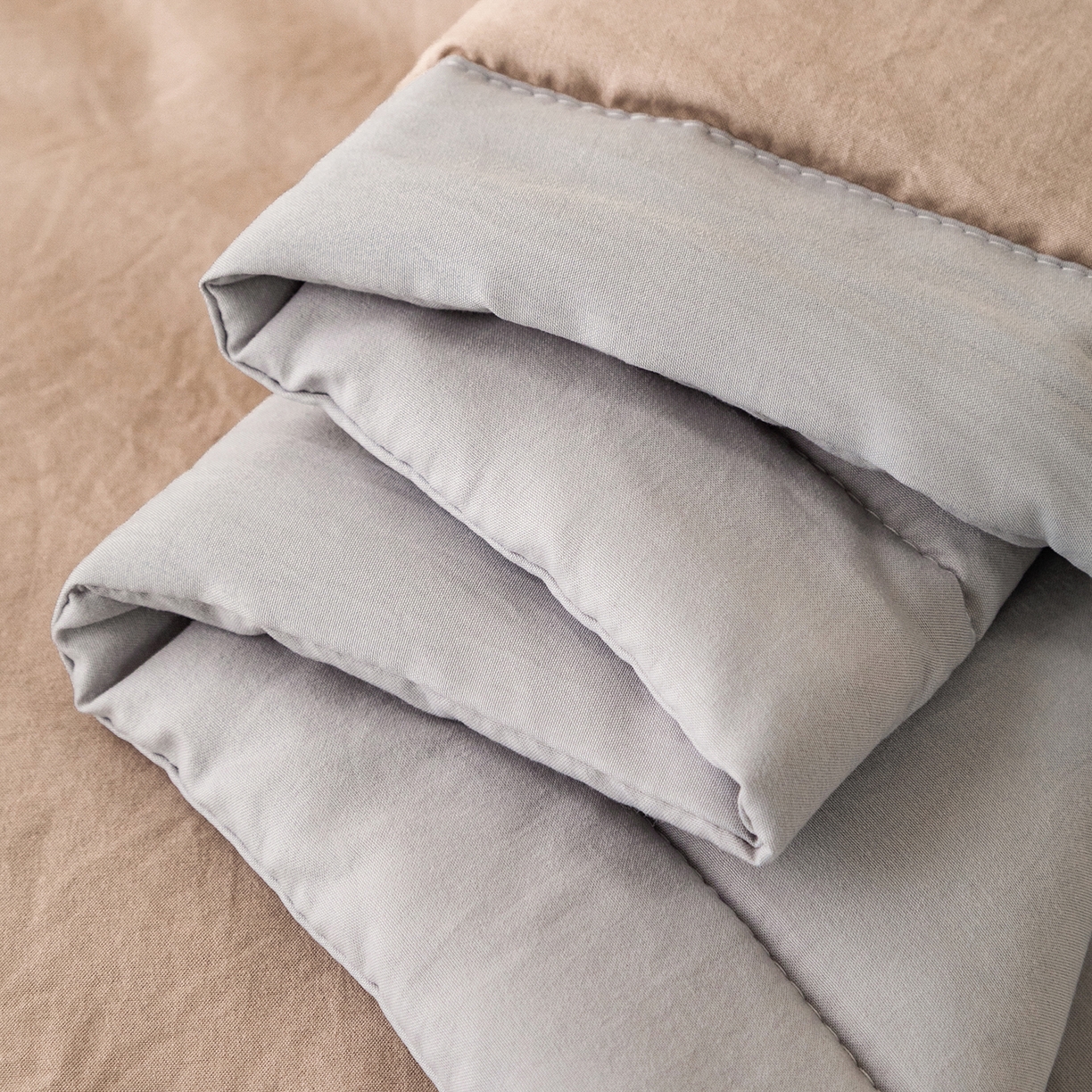 91家纺网 家纺一手货源 找家纺 安琪家纺 2026春夏新款A类新疆棉花纯色撞色双拼夏被夏凉被空调被 双拼-卡其灰