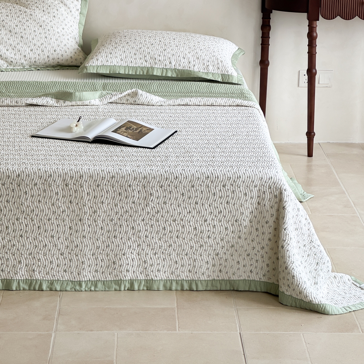 91家纺网 家纺一手货源 找家纺 床盖工厂店 2026新款莫代尔天丝床盖波浪纹绗缝床盖三件套 牧人-绿