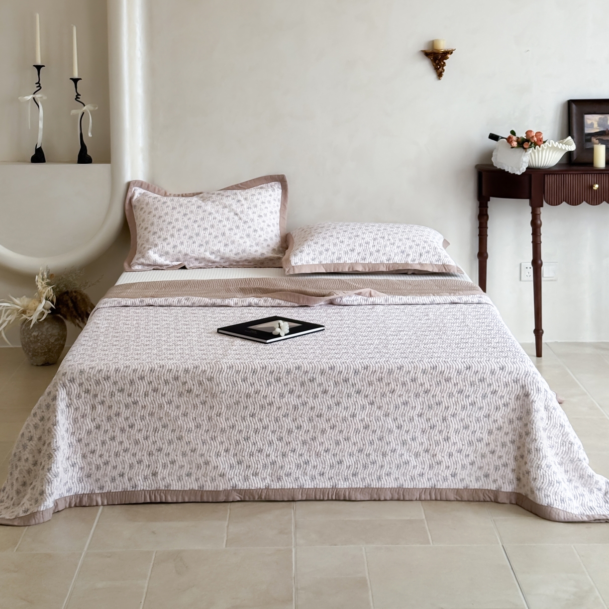 91家纺网 家纺一手货源 找家纺 床盖工厂店 2026新款莫代尔天丝床盖波浪纹绗缝床盖三件套 与花期-咖