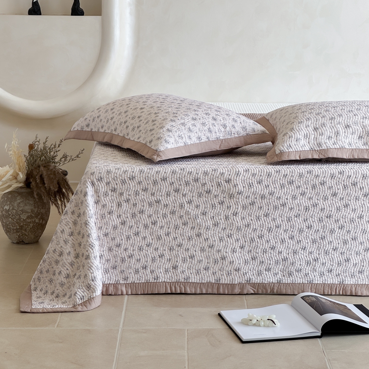 91家纺网 家纺一手货源 找家纺 床盖工厂店 2026新款莫代尔天丝床盖波浪纹绗缝床盖三件套 与花期-咖