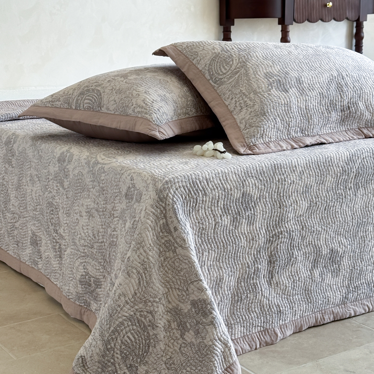 91家纺网 家纺一手货源 找家纺 床盖工厂店 2026新款莫代尔天丝床盖波浪纹绗缝床盖三件套 香岛巴黎-咖