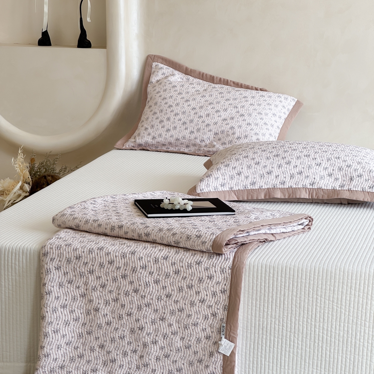 91家纺网 家纺一手货源 找家纺 床盖工厂店 2026新款莫代尔天丝床盖波浪纹绗缝床盖三件套 与花期-咖