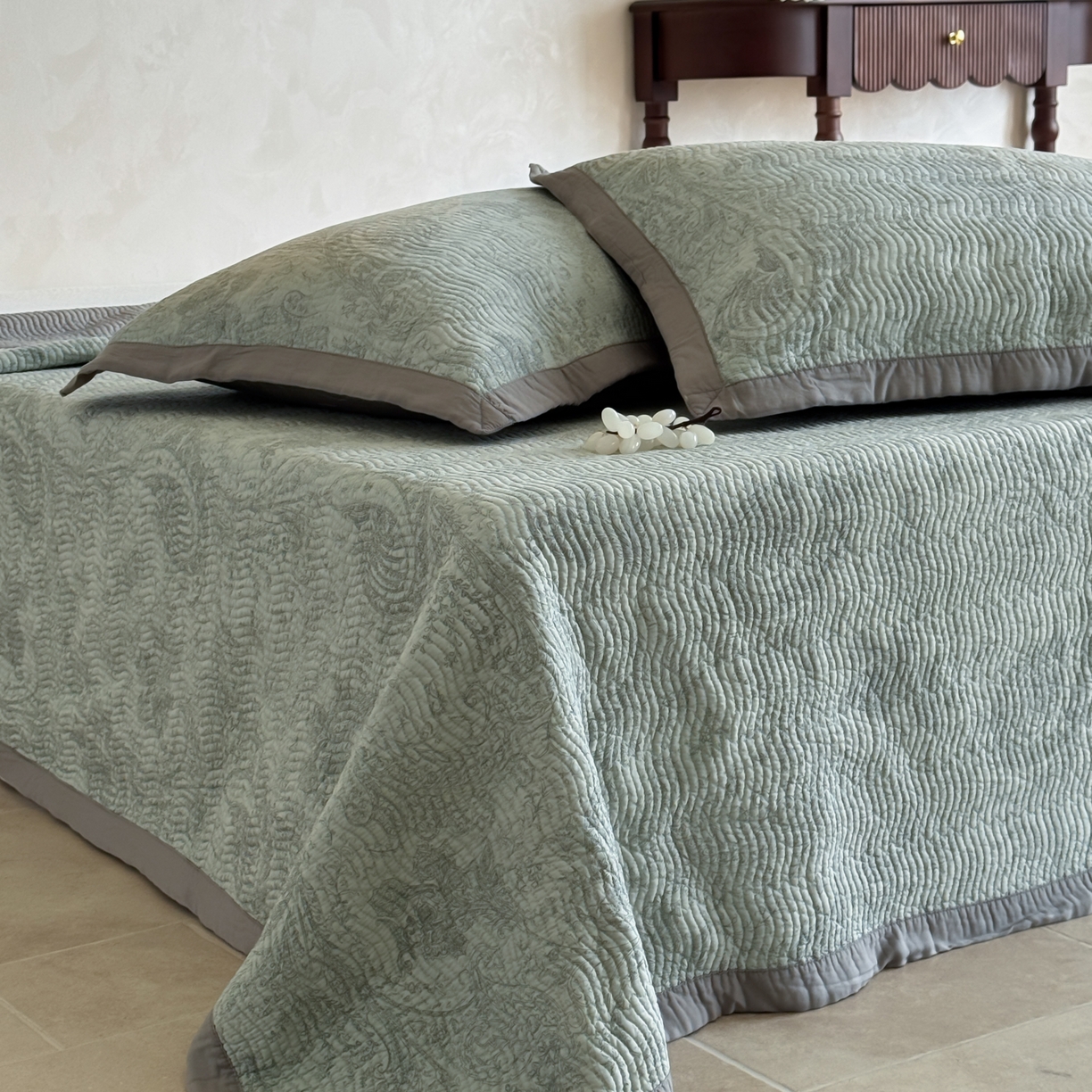 91家纺网 家纺一手货源 找家纺 床盖工厂店 2026新款莫代尔天丝床盖波浪纹绗缝床盖三件套 香岛巴黎-绿