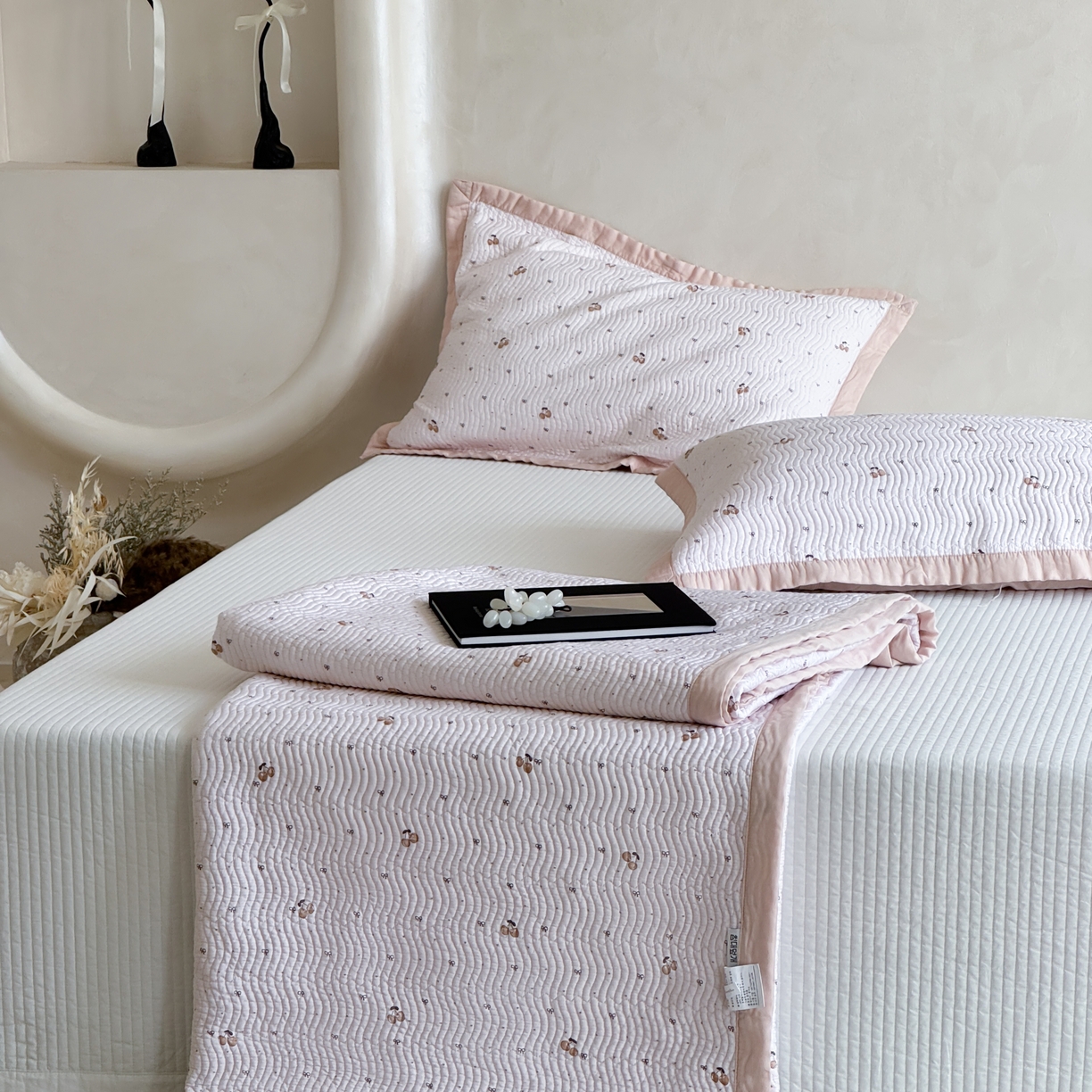 91家纺网 家纺一手货源 找家纺 床盖工厂店 2026新款莫代尔天丝床盖波浪纹绗缝床盖三件套 芝士樱桃-米