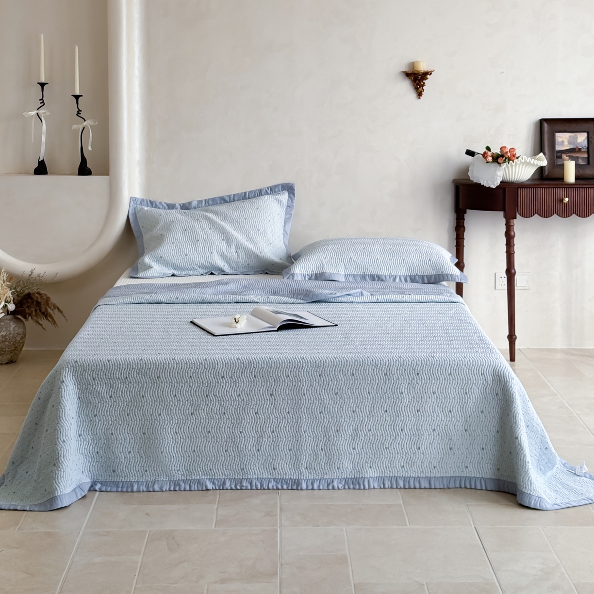 91家纺网 家纺一手货源 找家纺 床盖工厂店 2026新款莫代尔天丝床盖波浪纹绗缝床盖三件套 山茶花波点-兰