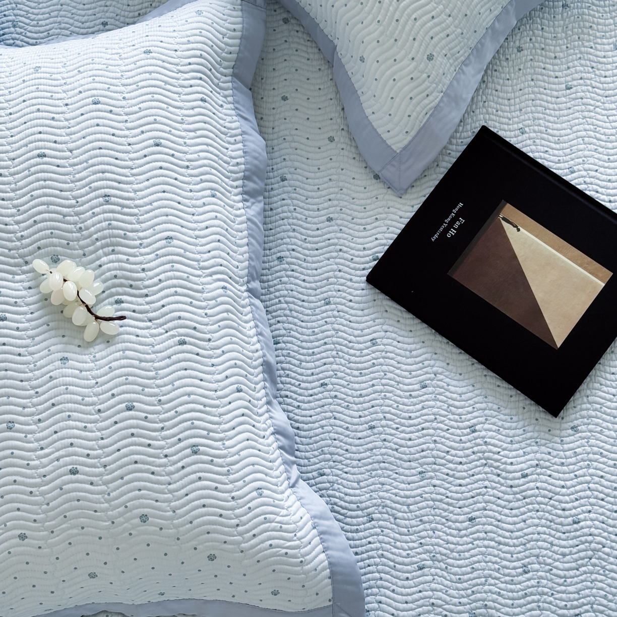 91家纺网 家纺一手货源 找家纺 床盖工厂店 2026新款莫代尔天丝床盖波浪纹绗缝床盖三件套 山茶花波点-兰