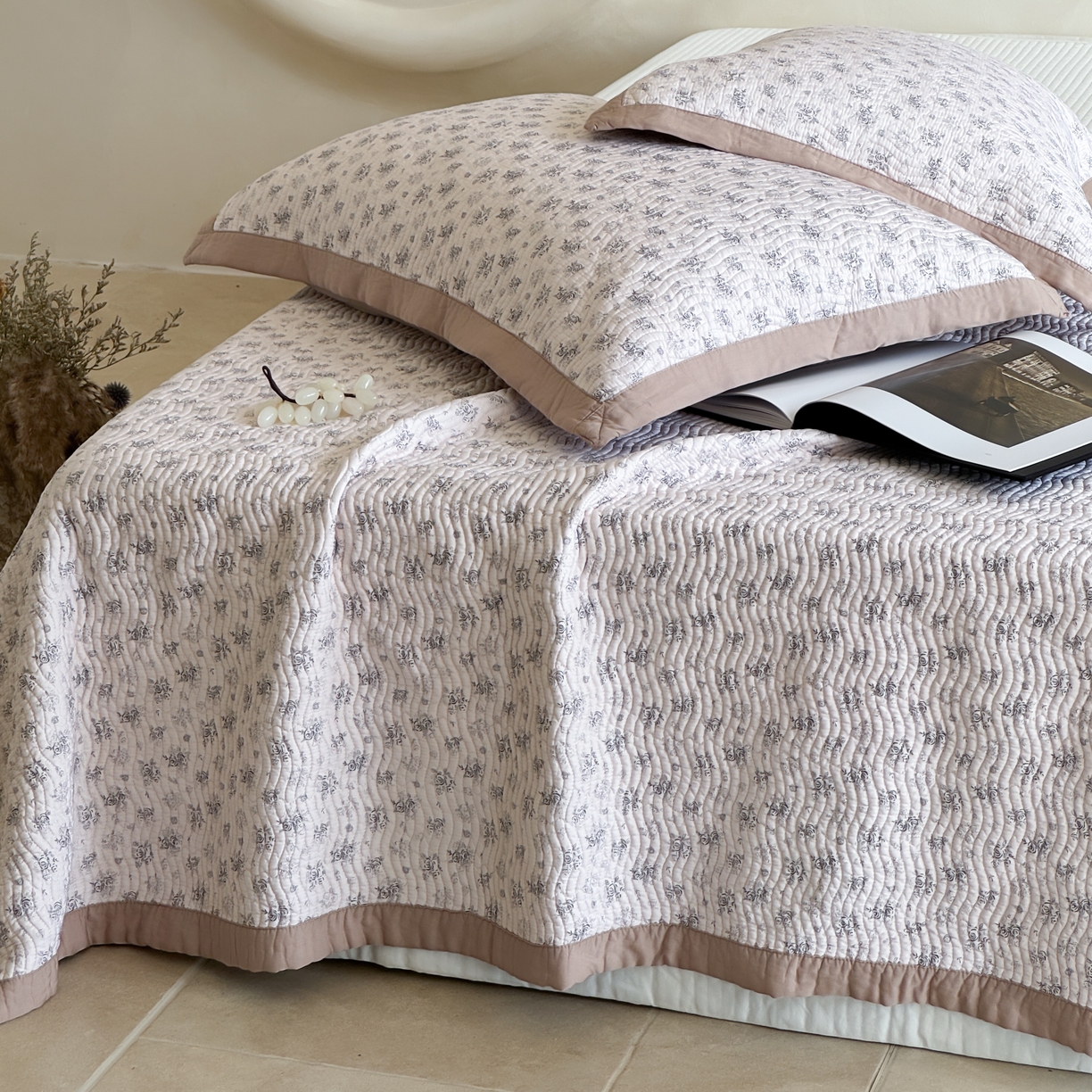 床盖工厂店 2026新款莫代尔天丝床盖波浪纹绗缝床盖三件套 与花期-咖