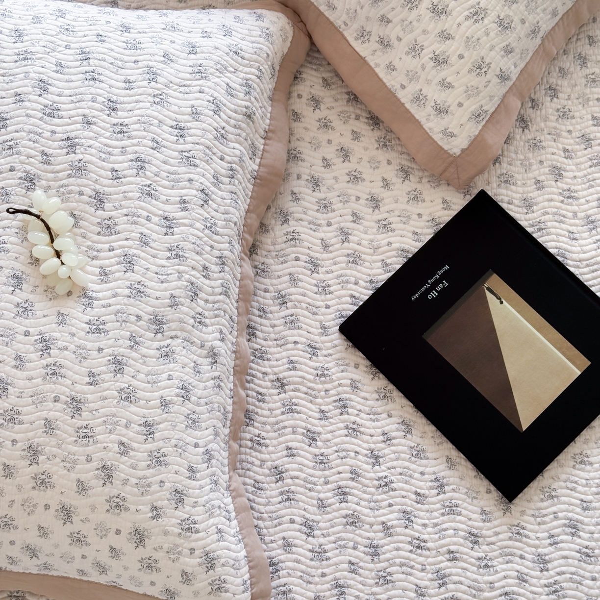 91家纺网 家纺一手货源 找家纺 床盖工厂店 2026新款莫代尔天丝床盖波浪纹绗缝床盖三件套 与花期-咖