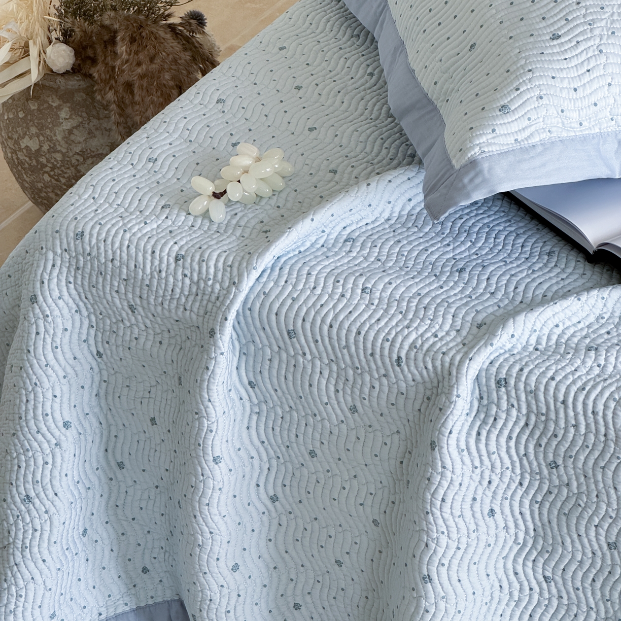 91家纺网 家纺一手货源 找家纺 床盖工厂店 2026新款莫代尔天丝床盖波浪纹绗缝床盖三件套 山茶花波点-兰