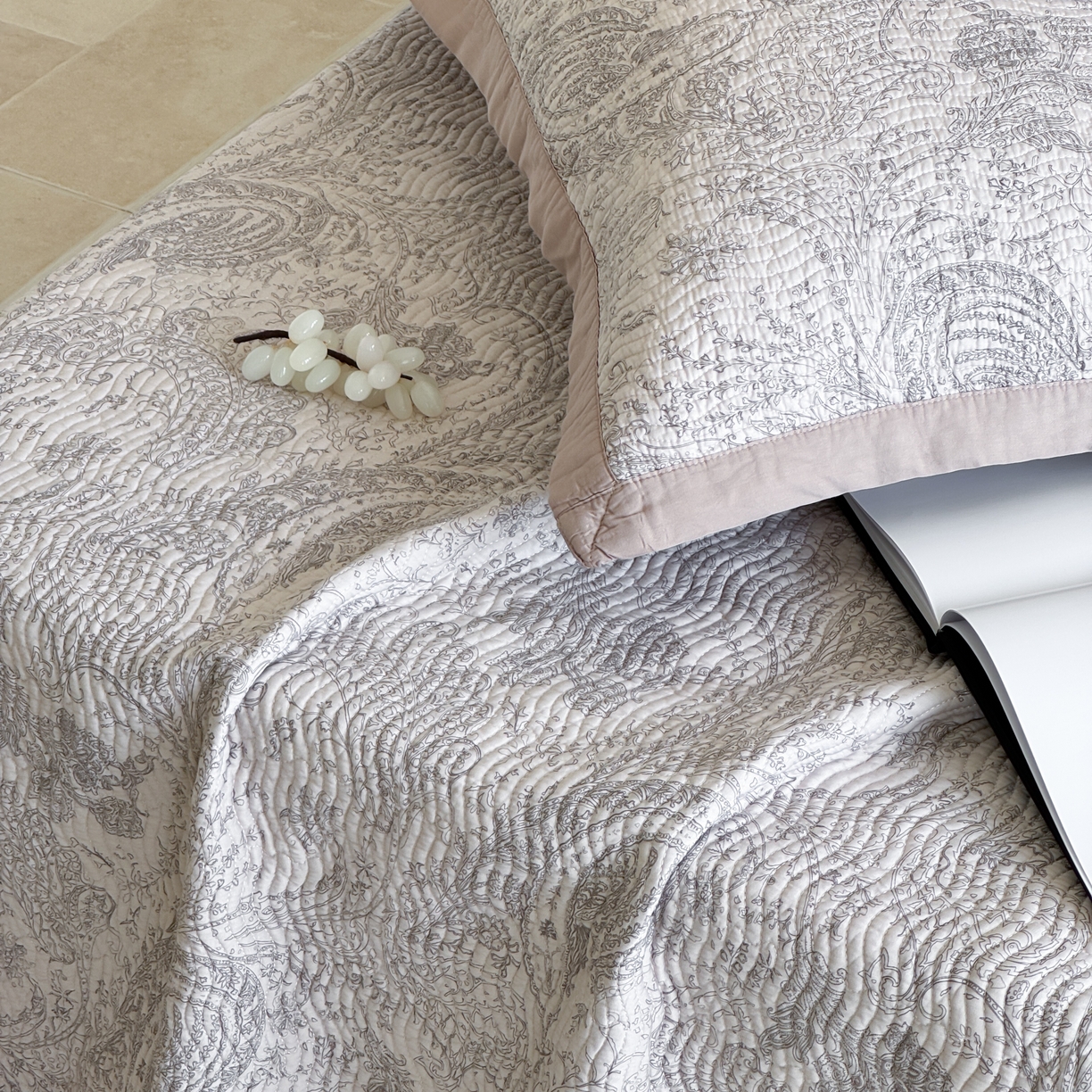 91家纺网 家纺一手货源 找家纺 床盖工厂店 2026新款莫代尔天丝床盖波浪纹绗缝床盖三件套 香岛巴黎-咖