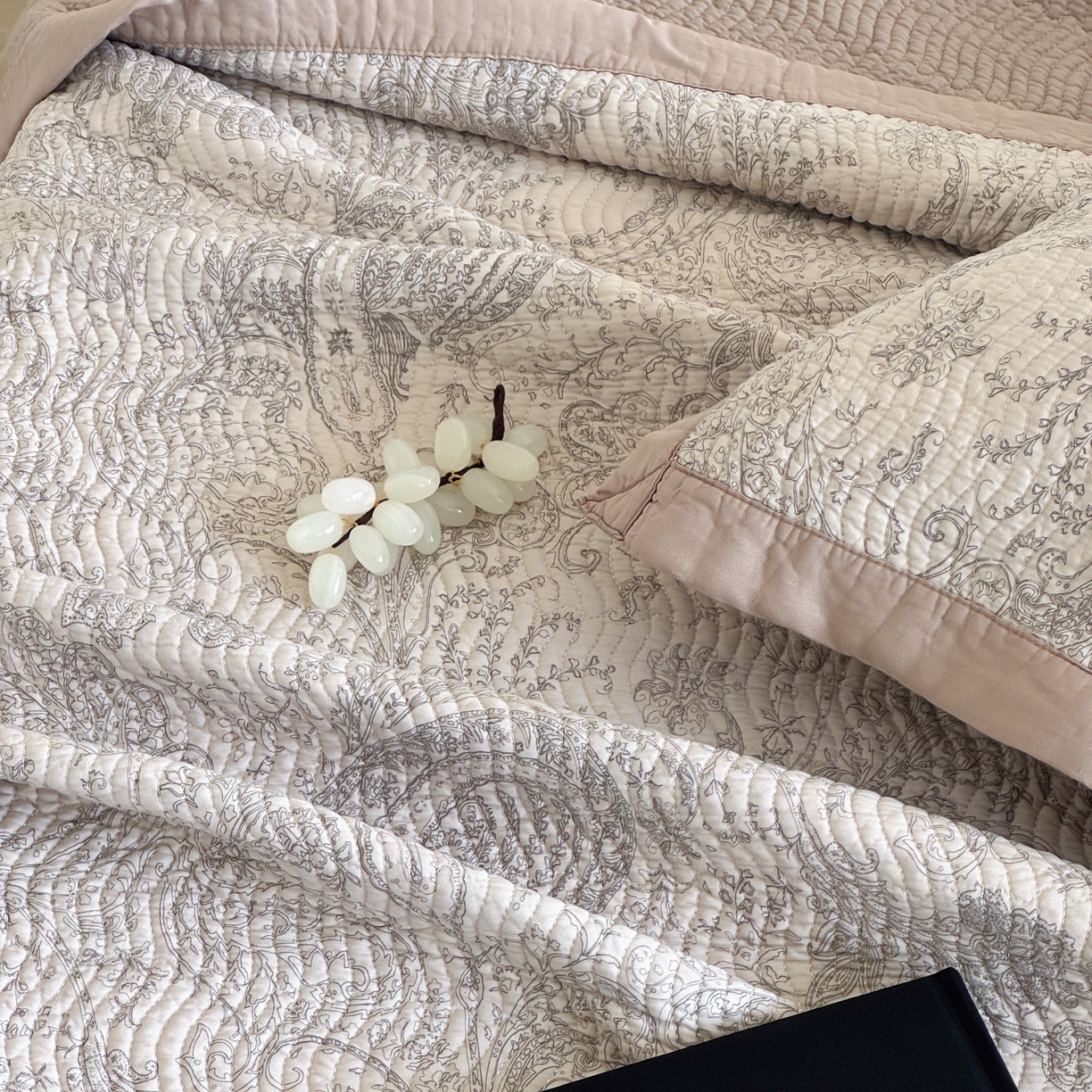 91家纺网 家纺一手货源 找家纺 床盖工厂店 2026新款莫代尔天丝床盖波浪纹绗缝床盖三件套 香岛巴黎-咖