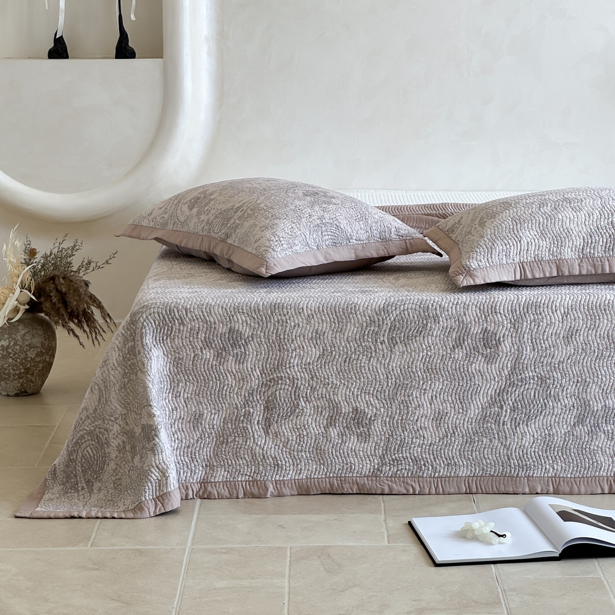 91家纺网 家纺一手货源 找家纺 床盖工厂店 2026新款莫代尔天丝床盖波浪纹绗缝床盖三件套 香岛巴黎-咖