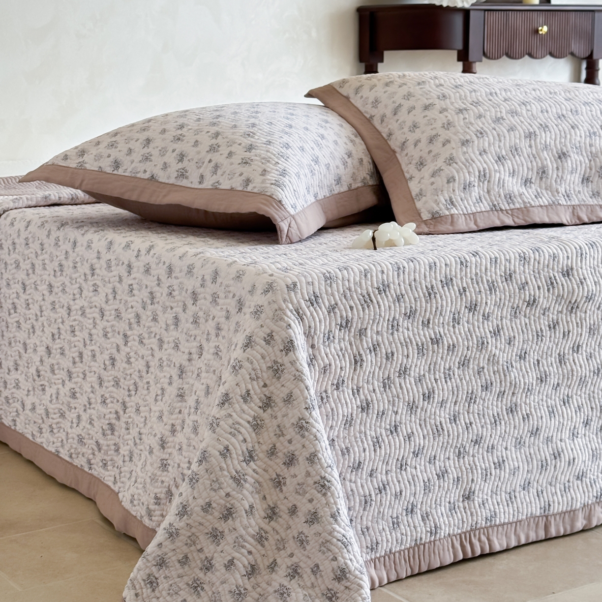 91家纺网 家纺一手货源 找家纺 床盖工厂店 2026新款莫代尔天丝床盖波浪纹绗缝床盖三件套 与花期-咖