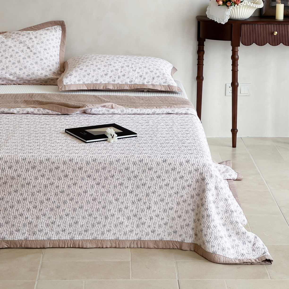 91家纺网 家纺一手货源 找家纺 床盖工厂店 2026新款莫代尔天丝床盖波浪纹绗缝床盖三件套 与花期-咖