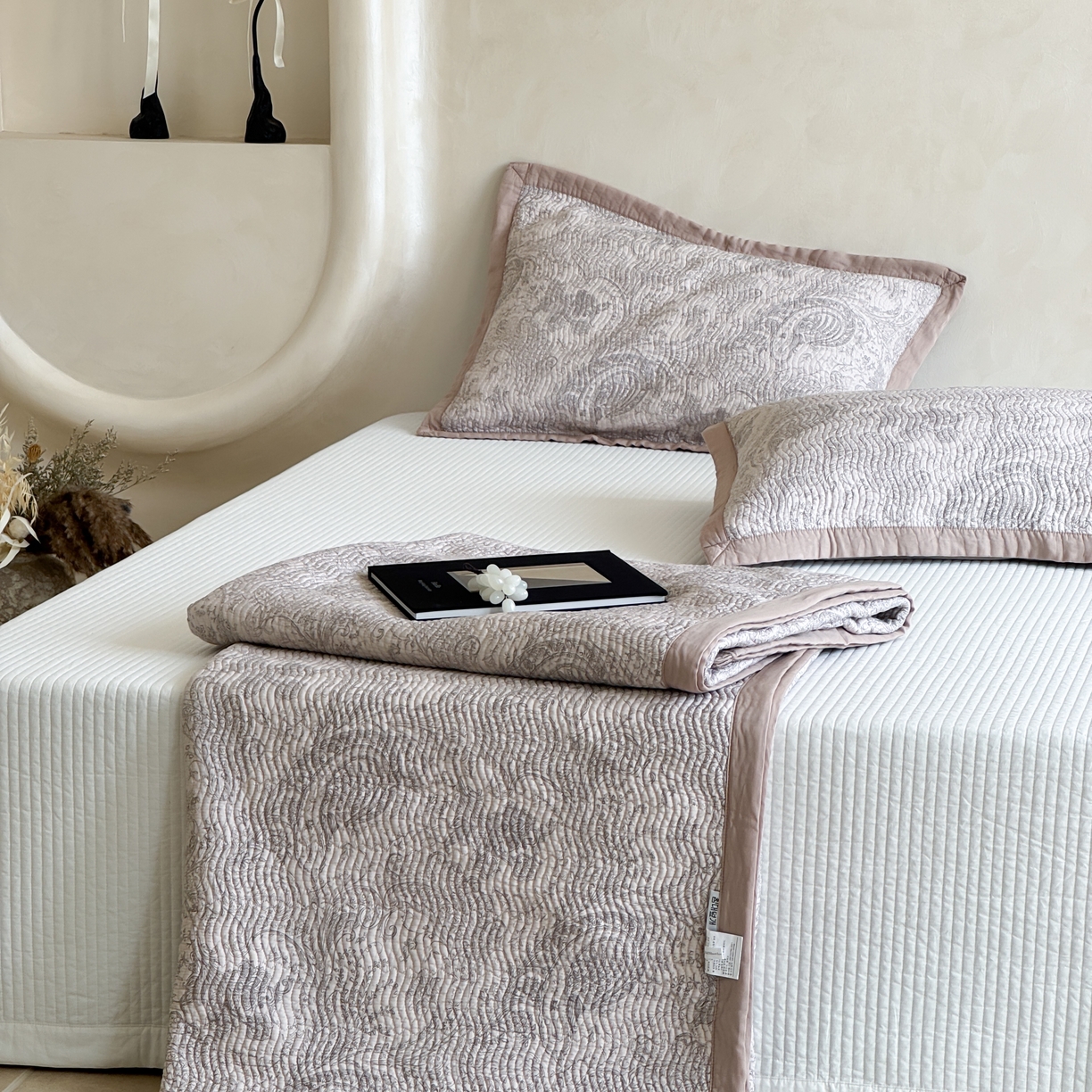 91家纺网 家纺一手货源 找家纺 床盖工厂店 2026新款莫代尔天丝床盖波浪纹绗缝床盖三件套 香岛巴黎-咖