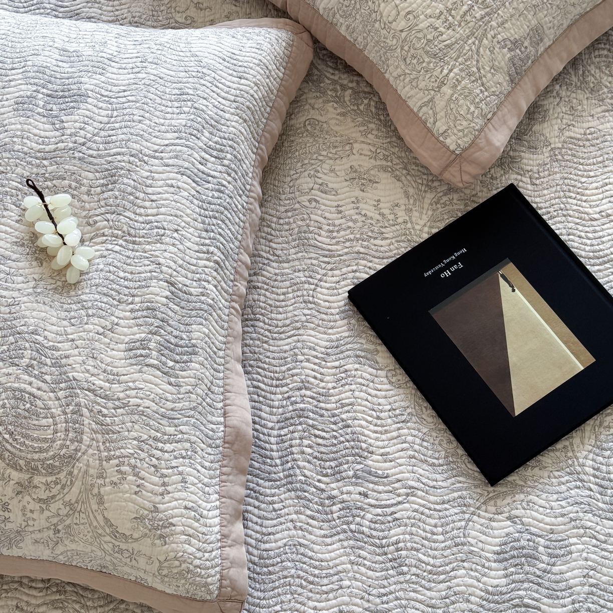 91家纺网 家纺一手货源 找家纺 床盖工厂店 2026新款莫代尔天丝床盖波浪纹绗缝床盖三件套 香岛巴黎-咖