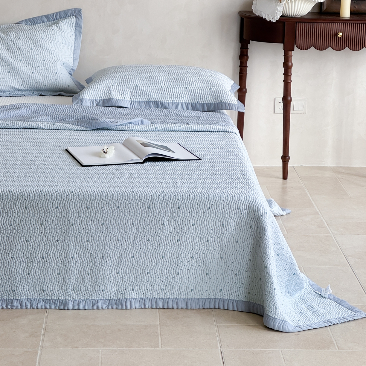 91家纺网 家纺一手货源 找家纺 床盖工厂店 2026新款莫代尔天丝床盖波浪纹绗缝床盖三件套 山茶花波点-兰