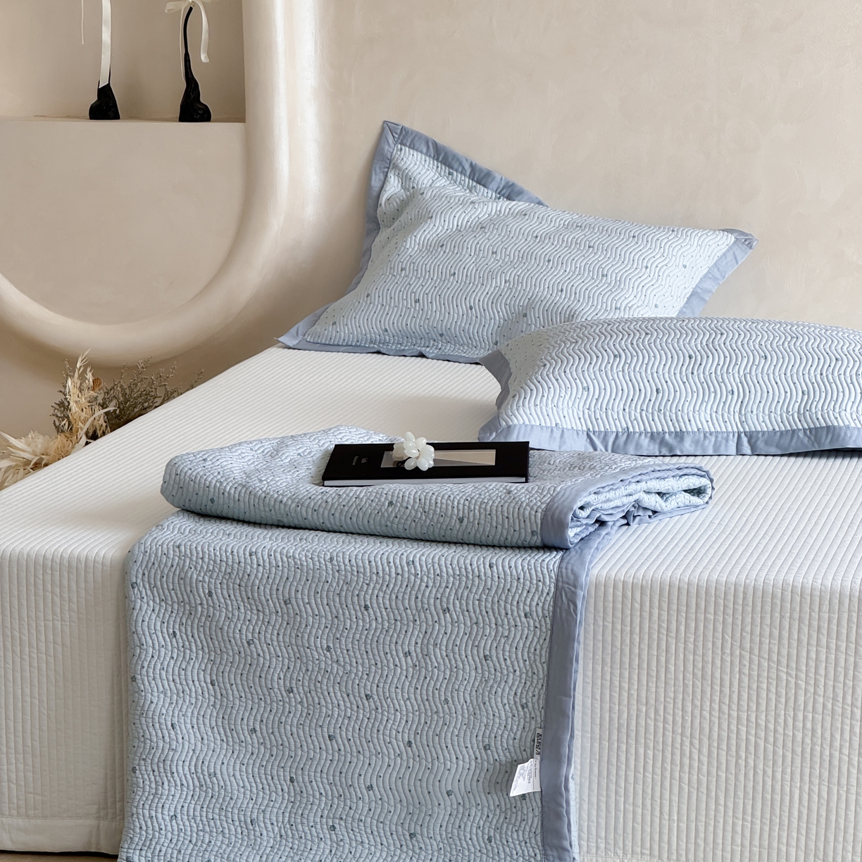 91家纺网 家纺一手货源 找家纺 床盖工厂店 2026新款莫代尔天丝床盖波浪纹绗缝床盖三件套 山茶花波点-兰