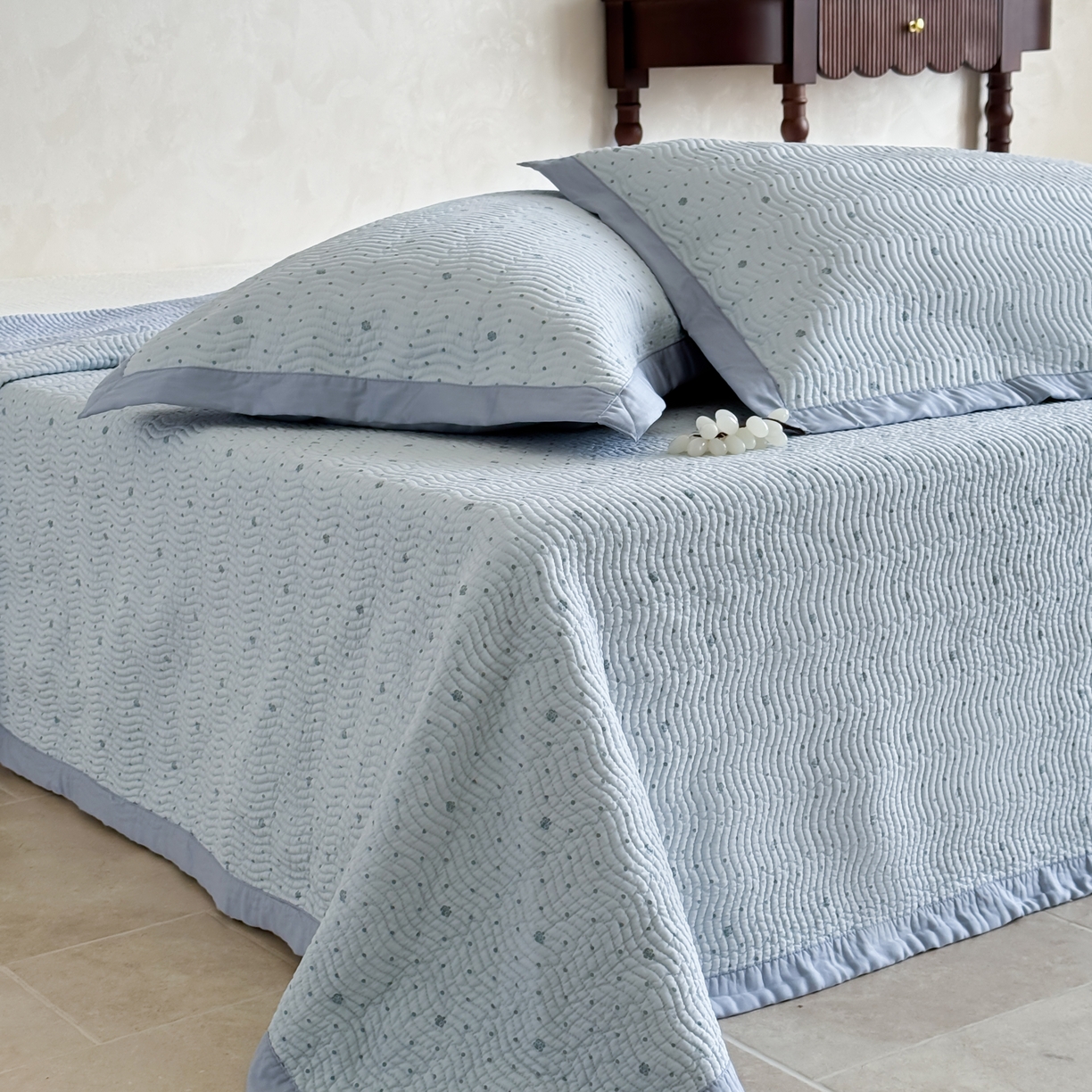 91家纺网 家纺一手货源 找家纺 床盖工厂店 2026新款莫代尔天丝床盖波浪纹绗缝床盖三件套 山茶花波点-兰