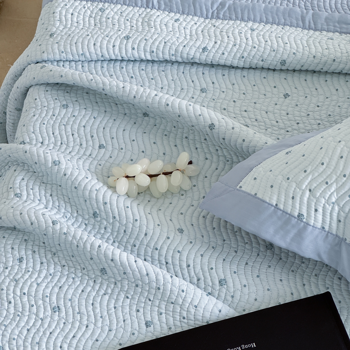 91家纺网 家纺一手货源 找家纺 床盖工厂店 2026新款莫代尔天丝床盖波浪纹绗缝床盖三件套 山茶花波点-兰