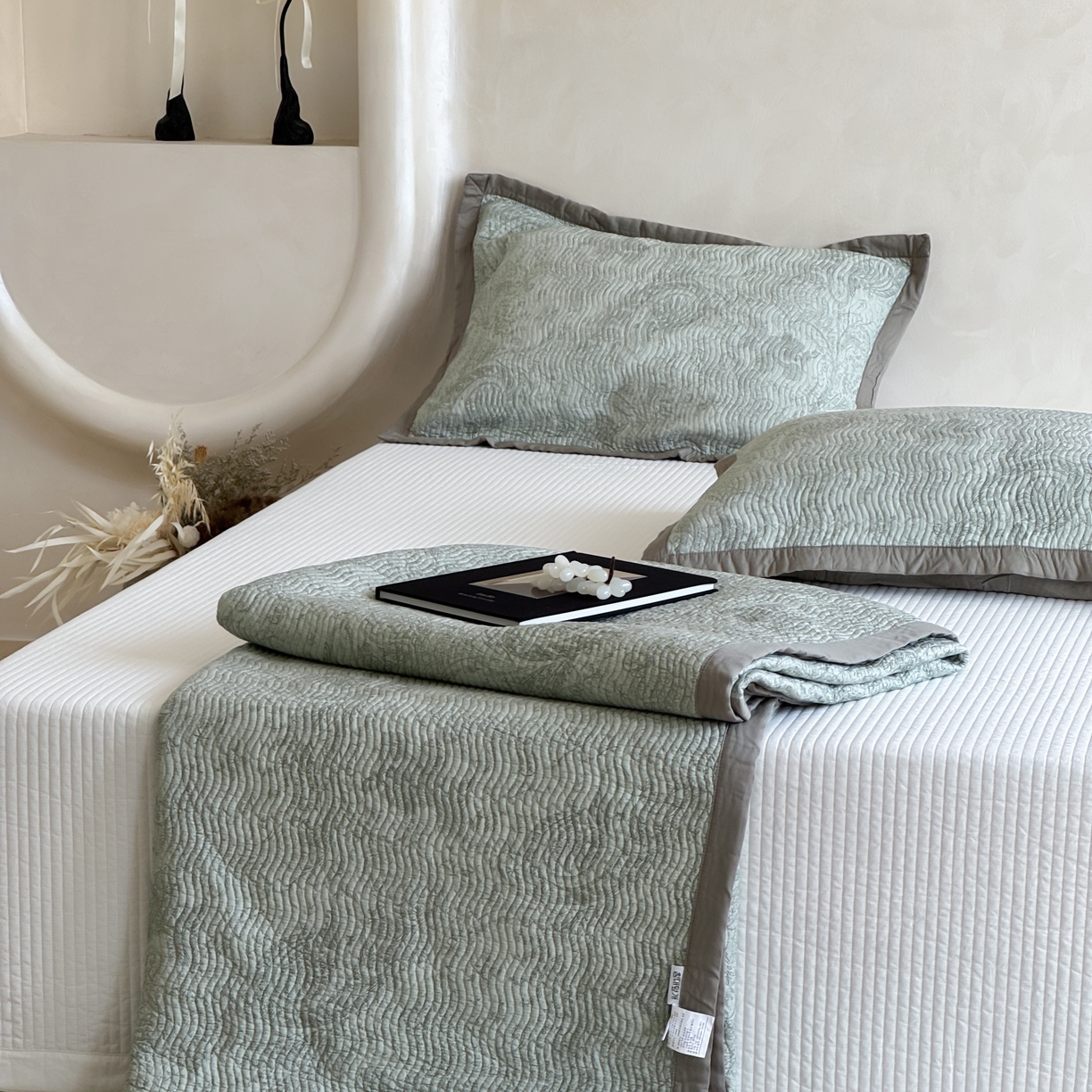 91家纺网 家纺一手货源 找家纺 床盖工厂店 2026新款莫代尔天丝床盖波浪纹绗缝床盖三件套 香岛巴黎-绿