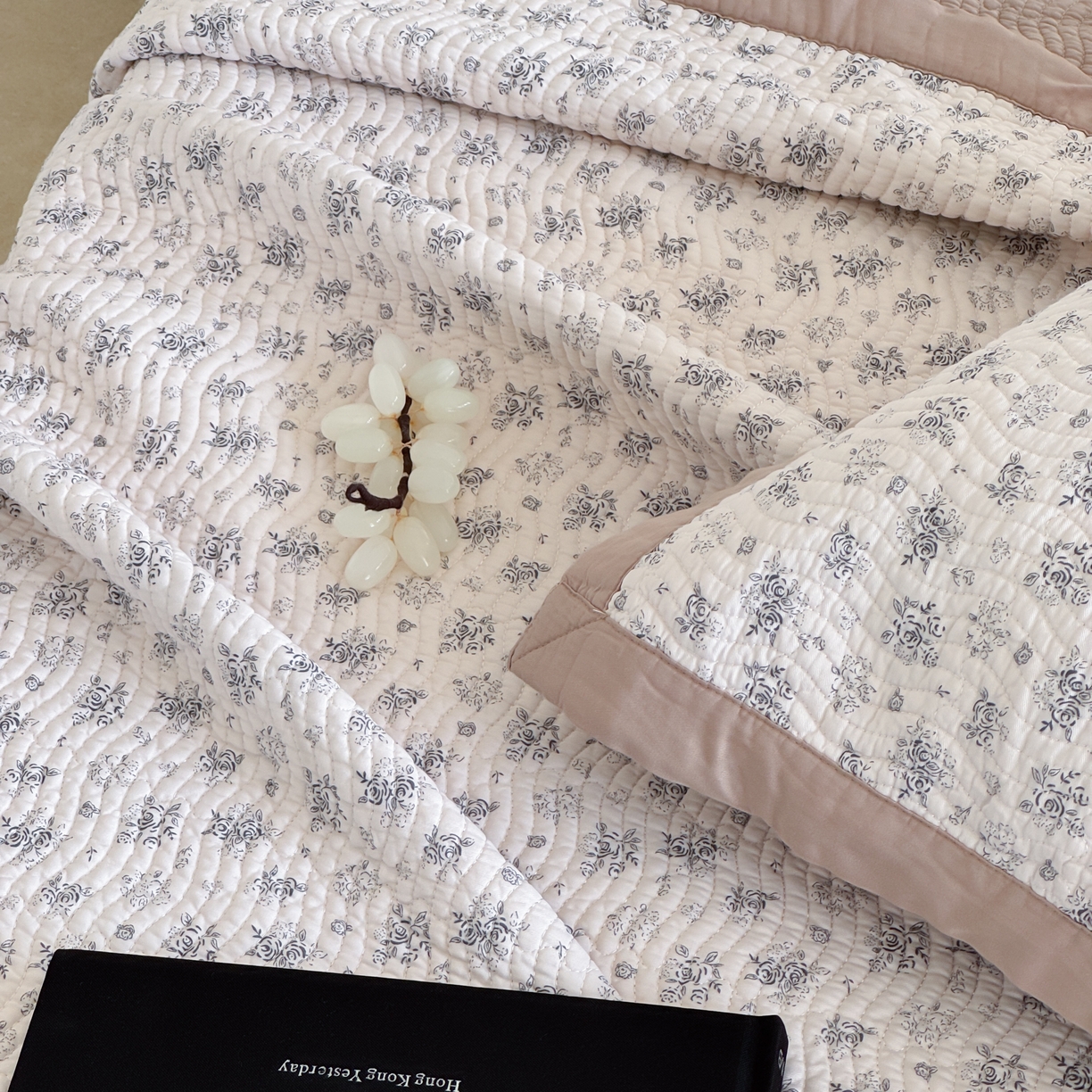 91家纺网 家纺一手货源 找家纺 床盖工厂店 2026新款莫代尔天丝床盖波浪纹绗缝床盖三件套 与花期-咖