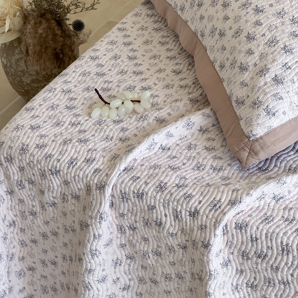 91家纺网 家纺一手货源 找家纺 床盖工厂店 2026新款莫代尔天丝床盖波浪纹绗缝床盖三件套 与花期-咖