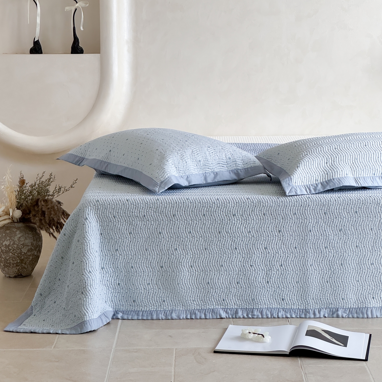 91家纺网 家纺一手货源 找家纺 床盖工厂店 2026新款莫代尔天丝床盖波浪纹绗缝床盖三件套 山茶花波点-兰