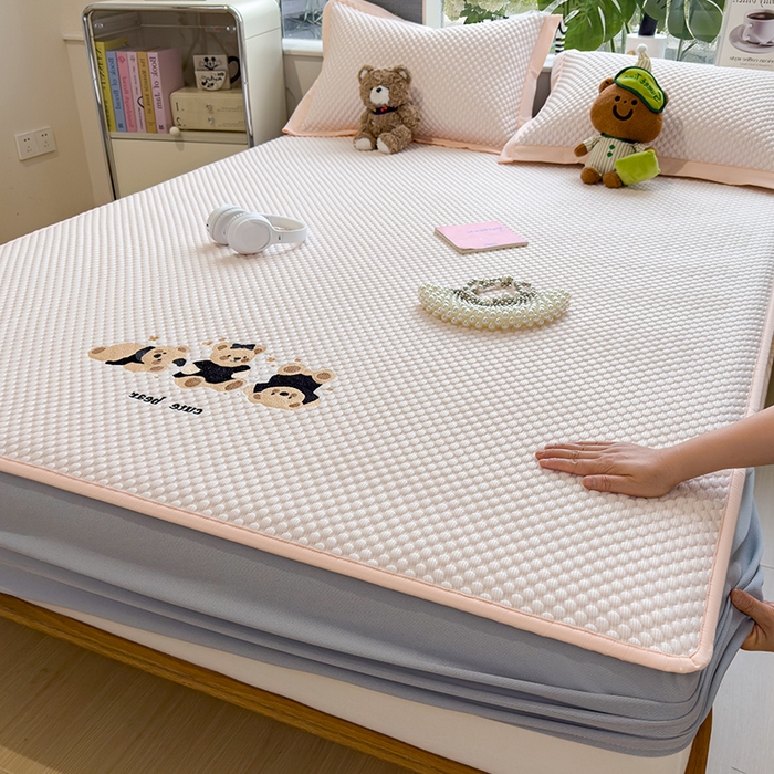 91家纺网 家纺一手货源 找家纺 （总）莱家富  2026新款A类卡通3D冰豆豆凉席三件套凉感值过0.21夏天刺绣冰丝席可机洗儿童空调软席子-豆豆小熊