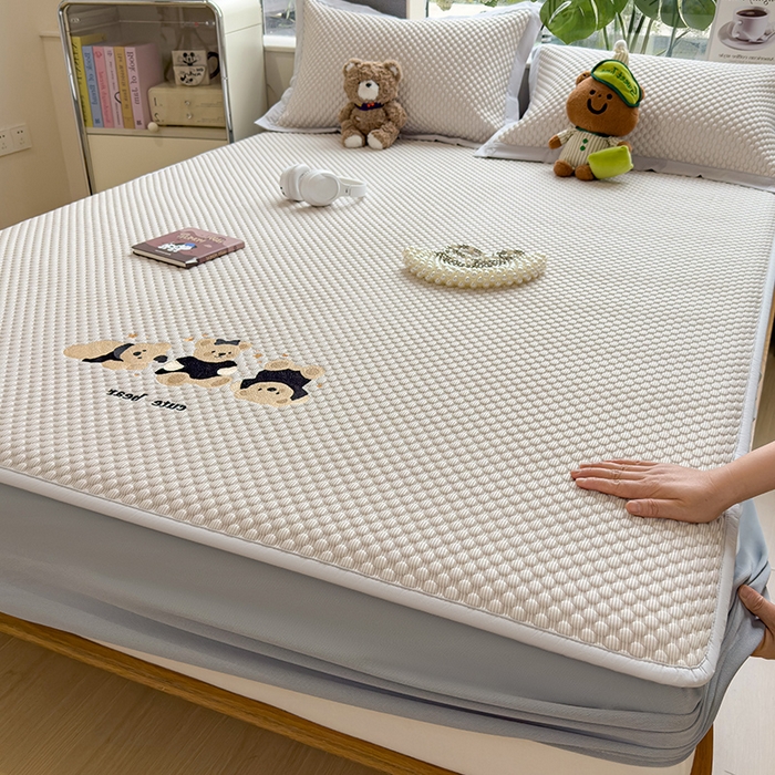 91家纺网 家纺一手货源 找家纺 （总）莱家富  2026新款A类卡通3D冰豆豆凉席三件套凉感值过0.21夏天刺绣冰丝席可机洗儿童空调软席子-豆豆小熊