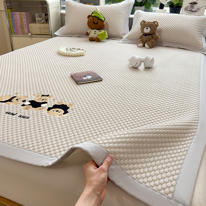 91家纺网 家纺一手货源 找家纺 （总）莱家富  2026新款A类卡通3D冰豆豆凉席三件套凉感值过0.21夏天刺绣冰丝席可机洗儿童空调软席子-豆豆小熊