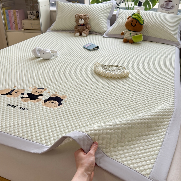 91家纺网 家纺一手货源 找家纺 （总）莱家富  2026新款A类卡通3D冰豆豆凉席三件套凉感值过0.21夏天刺绣冰丝席可机洗儿童空调软席子-豆豆小熊