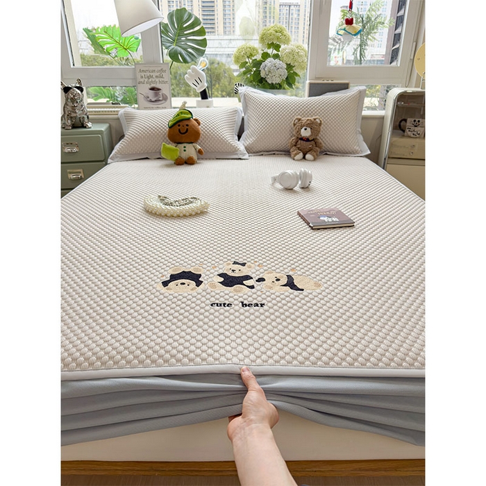 91家纺网 家纺一手货源 找家纺 （总）莱家富  2026新款A类卡通3D冰豆豆凉席三件套凉感值过0.21夏天刺绣冰丝席可机洗儿童空调软席子-豆豆小熊