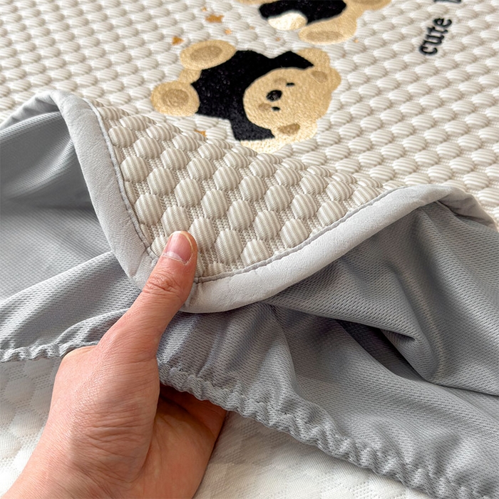 91家纺网 家纺一手货源 找家纺 （总）莱家富  2026新款A类卡通3D冰豆豆凉席三件套凉感值过0.21夏天刺绣冰丝席可机洗儿童空调软席子-豆豆小熊