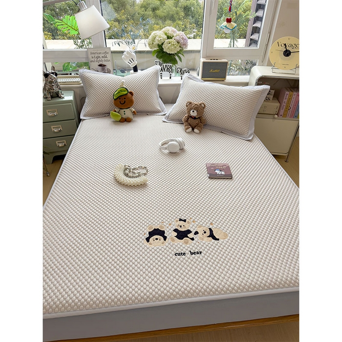 91家纺网 家纺一手货源 找家纺 （总）莱家富  2026新款A类卡通3D冰豆豆凉席三件套凉感值过0.21夏天刺绣冰丝席可机洗儿童空调软席子-豆豆小熊