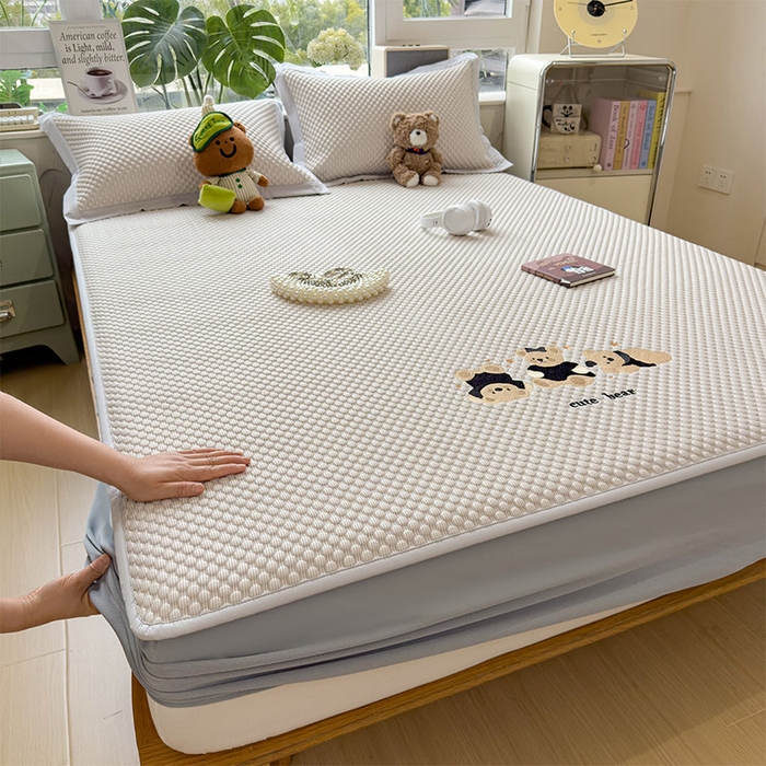 91家纺网 家纺一手货源 找家纺 （总）莱家富  2026新款A类卡通3D冰豆豆凉席三件套凉感值过0.21夏天刺绣冰丝席可机洗儿童空调软席子-豆豆小熊