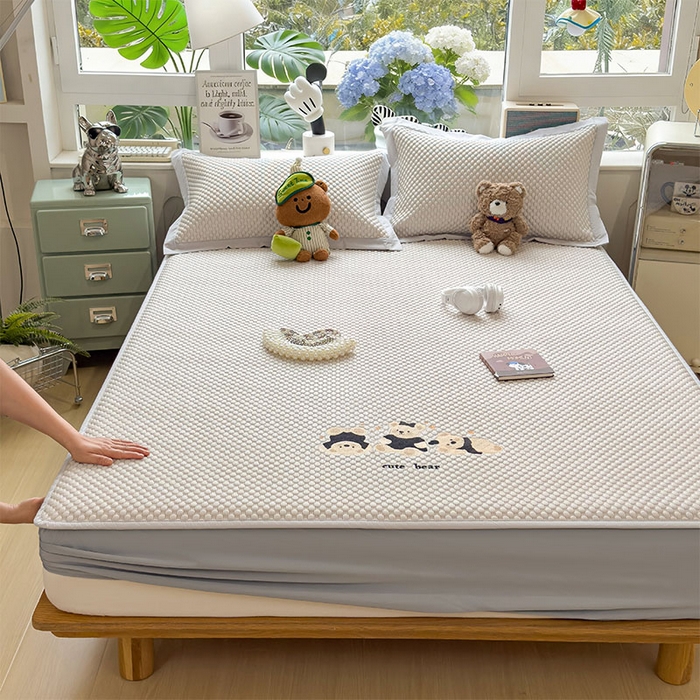 91家纺网 家纺一手货源 找家纺 （总）莱家富  2026新款A类卡通3D冰豆豆凉席三件套凉感值过0.21夏天刺绣冰丝席可机洗儿童空调软席子-豆豆小熊