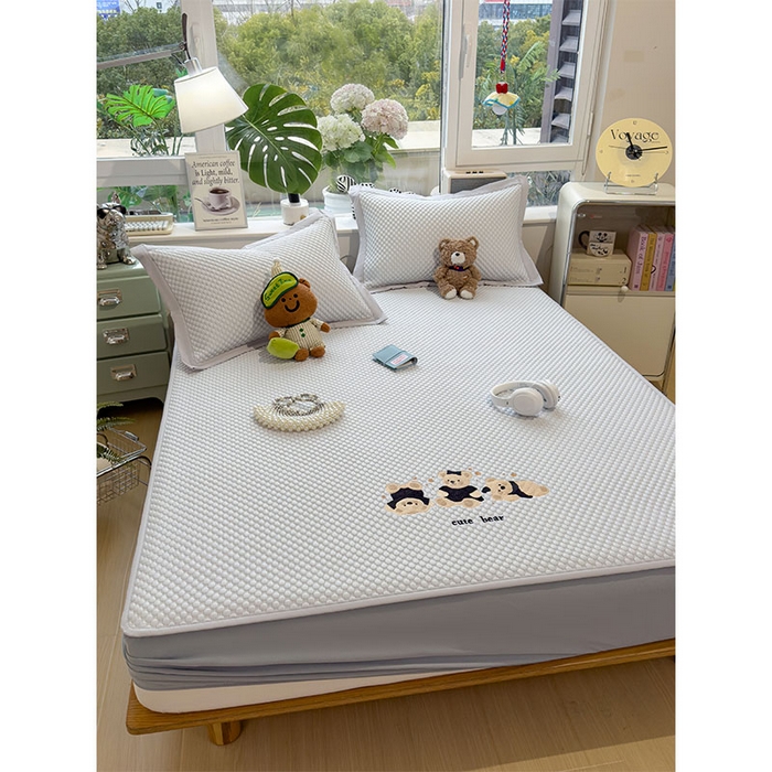 91家纺网 家纺一手货源 找家纺 莱家富  2026新款A类卡通3D冰豆豆凉席三件套凉感值过0.21夏天刺绣冰丝席可机洗儿童空调软席子-豆豆小熊 冰川蓝-床笠款