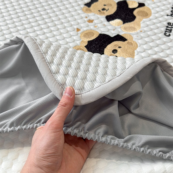 91家纺网 家纺一手货源 找家纺 莱家富  2026新款A类卡通3D冰豆豆凉席三件套凉感值过0.21夏天刺绣冰丝席可机洗儿童空调软席子-豆豆小熊 冰川蓝-床笠款