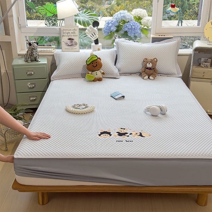 91家纺网 家纺一手货源 找家纺 莱家富  2026新款A类卡通3D冰豆豆凉席三件套凉感值过0.21夏天刺绣冰丝席可机洗儿童空调软席子-豆豆小熊 冰川蓝-床笠款