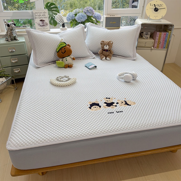 91家纺网 家纺一手货源 找家纺 莱家富  2026新款A类卡通3D冰豆豆凉席三件套凉感值过0.21夏天刺绣冰丝席可机洗儿童空调软席子-豆豆小熊 冰川蓝-床笠款