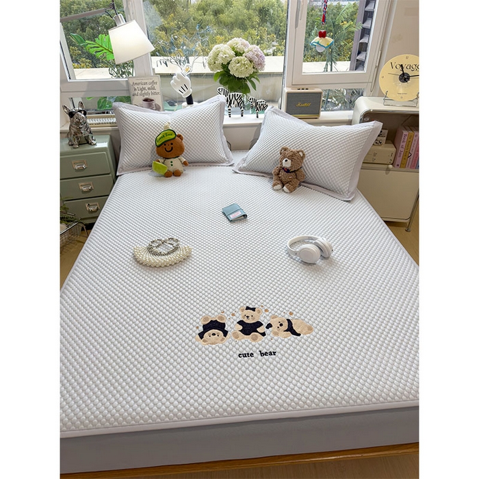 91家纺网 家纺一手货源 找家纺 莱家富  2026新款A类卡通3D冰豆豆凉席三件套凉感值过0.21夏天刺绣冰丝席可机洗儿童空调软席子-豆豆小熊 冰川蓝-床笠款