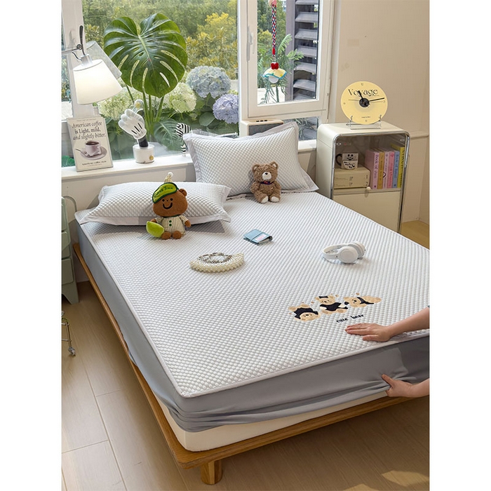 91家纺网 家纺一手货源 找家纺 莱家富  2026新款A类卡通3D冰豆豆凉席三件套凉感值过0.21夏天刺绣冰丝席可机洗儿童空调软席子-豆豆小熊 冰川蓝-床笠款