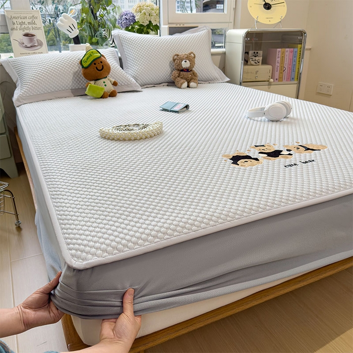 91家纺网 家纺一手货源 找家纺 莱家富  2026新款A类卡通3D冰豆豆凉席三件套凉感值过0.21夏天刺绣冰丝席可机洗儿童空调软席子-豆豆小熊 冰川蓝-床笠款