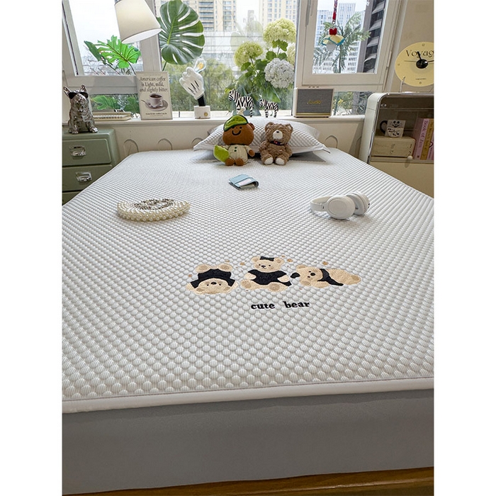 91家纺网 家纺一手货源 找家纺 莱家富  2026新款A类卡通3D冰豆豆凉席三件套凉感值过0.21夏天刺绣冰丝席可机洗儿童空调软席子-豆豆小熊 冰川蓝-床笠款