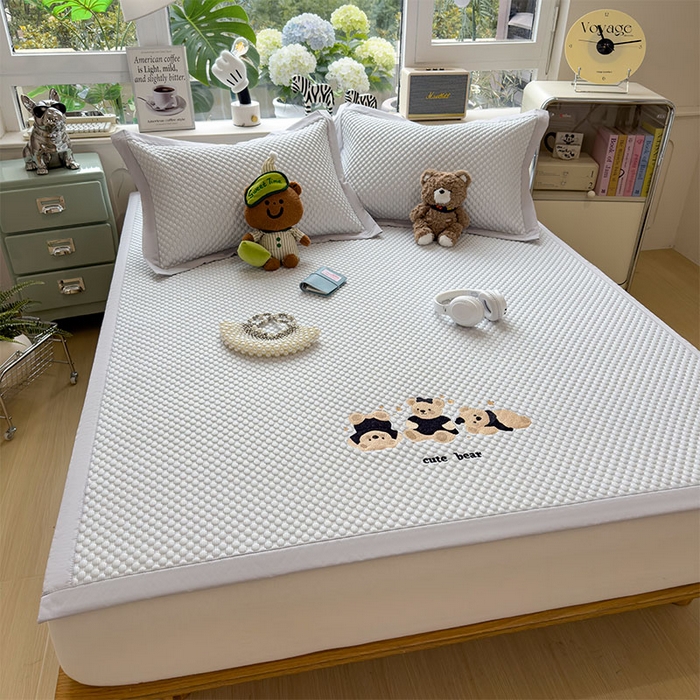 91家纺网 家纺一手货源 找家纺 莱家富  2026新款A类卡通3D冰豆豆凉席三件套凉感值过0.21夏天刺绣冰丝席可机洗儿童空调软席子-豆豆小熊 冰川蓝-凉席款